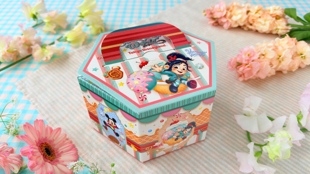 東京ディズニーリゾート__「ヴァネロペのスウィーツ・ポップ・ワールド」の「おせんべい 紙箱 ミッキーマウスと仲間たち ディズニー・パルパルーザ ヴァネロペのスウィーツ・ポップ・ワールド」のパッケージ