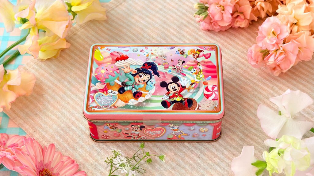 東京ディズニーリゾート__「ヴァネロペのスウィーツ・ポップ・ワールド」の「チョコレート 缶 ミッキーマウスと仲間たち ディズニー・パルパルーザ ヴァネロペのスウィーツ・ポップ・ワールド」のパッケージ