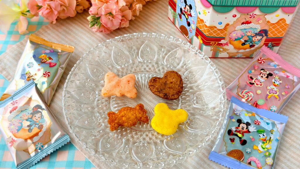 東京ディズニーリゾート__「ヴァネロペのスウィーツ・ポップ・ワールド」の「おせんべい 紙箱 ミッキーマウスと仲間たち ディズニー・パルパルーザ ヴァネロペのスウィーツ・ポップ・ワールド」の皿盛り