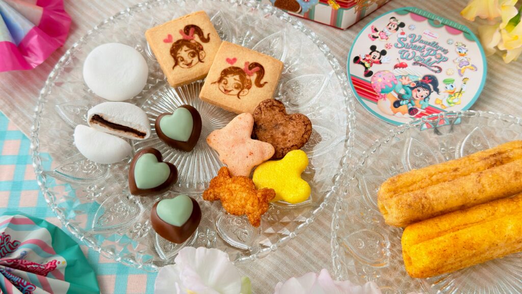 東京ディズニーリゾート__皿に盛り付けた「ヴァネロペのスウィーツ・ポップ・ワールド」のお菓子