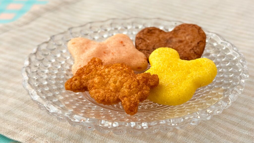 東京ディズニーリゾート__「ヴァネロペのスウィーツ・ポップ・ワールド」の個包装から取り出した「おせんべい 紙箱 ミッキーマウスと仲間たち ディズニー・パルパルーザ ヴァネロペのスウィーツ・ポップ・ワールド」の皿盛り