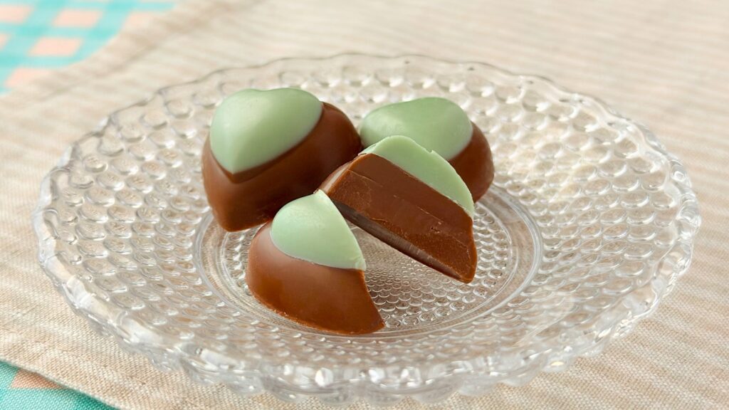 東京ディズニーリゾート__「ヴァネロペのスウィーツ・ポップ・ワールド」の「チョコレート 缶 ミッキーマウスと仲間たち ディズニー・パルパルーザ ヴァネロペのスウィーツ・ポップ・ワールド」の断面