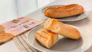 やまや_カットした「明太フランス」の皿もりとパッケージ