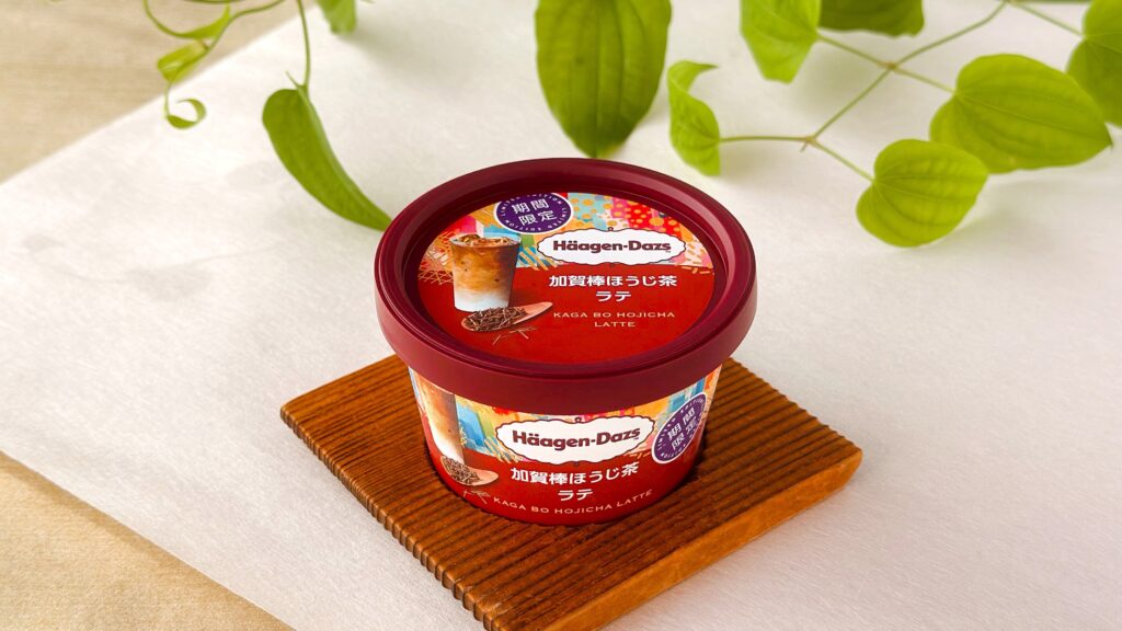ハーゲンダッツ_葉っぱに囲まれた「加賀棒ほうじ茶ラテ」のパッケージ