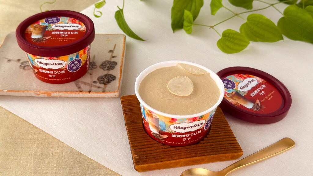 ハーゲンダッツ_「加賀棒ほうじ茶ラテ」を食べている様子