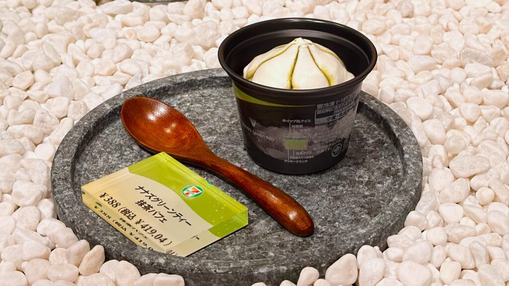 セブン-イレブン_「ナナズグリーンティー 抹茶パフェ」とプライスカード