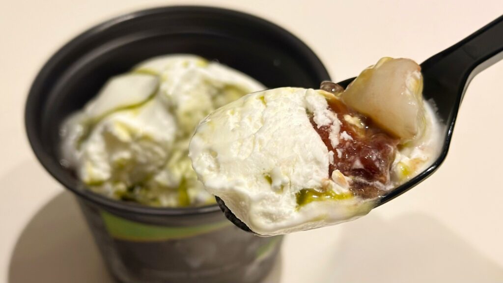 セブン-イレブン_「ナナズグリーンティー 抹茶パフェ」をスプーンですくっている様子