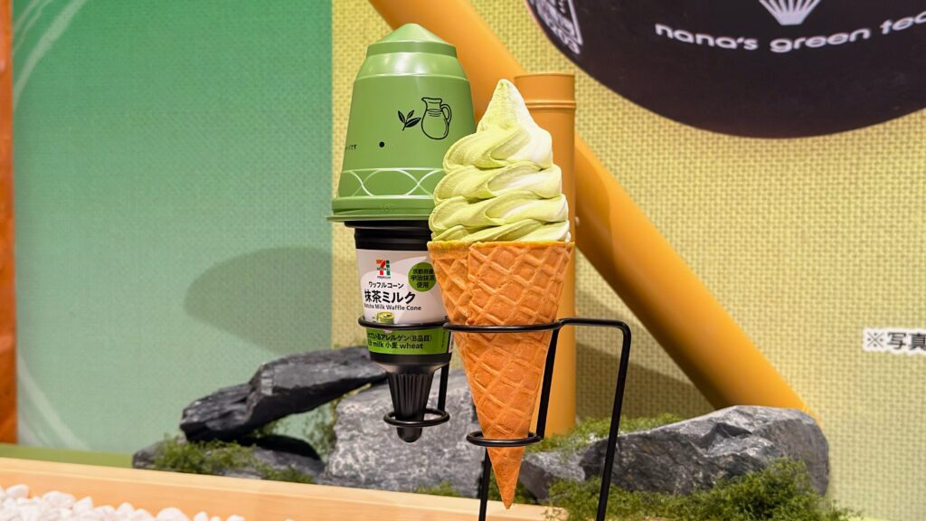 セブン-イレブン_展示ブースに置かれた「セブンプレミアムワッフルコーン 抹茶ミルク」のパッケージと中身