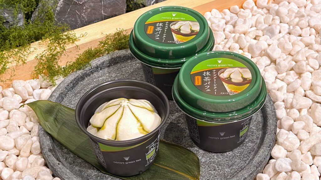セブン-イレブン_展示ブースに置かれた「ナナズグリーンティー 抹茶パフェ」