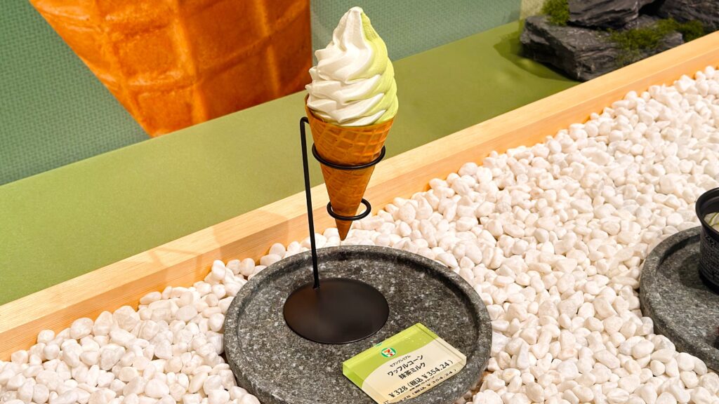 セブン-イレブン_「セブンプレミアム ワッフルコーン 抹茶ミルク」とプライスカード