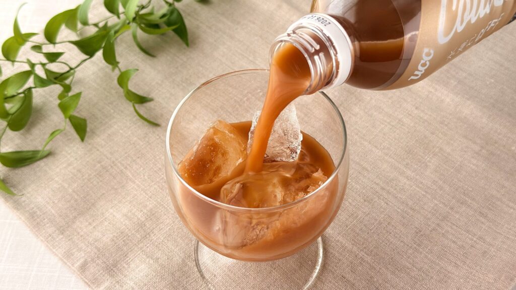UCC_「UCC Cold Brew LATTE PET500ml」をグラスに注いでいる様子