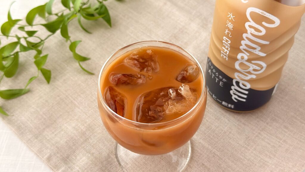 UCC_グラスに注いだ「UCC Cold Brew LATTE PET500ml」とパッケージ