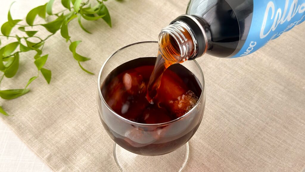 UCC_「UCC Cold Brew BLACK PET500ml」をグラスに注いでいる様子