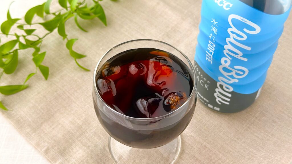 UCC_グラスに注いだ「UCC Cold Brew BLACK PET500ml」とパッケージ