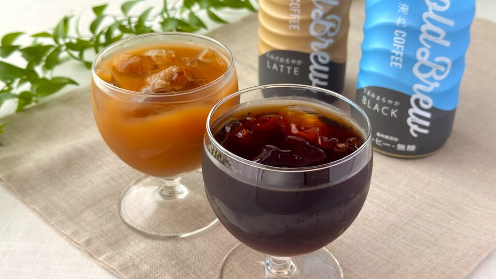 UCC_グラスに注いだ「UCC Cold Brew BLACK PET500ml」と「UCC Cold Brew LATTE PET500ml」が並んでいる様子
