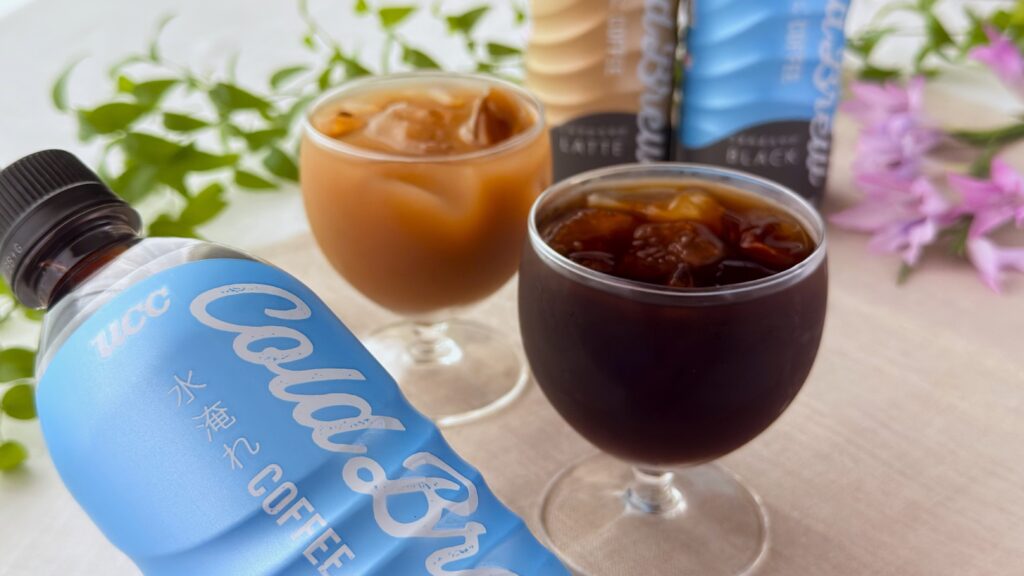 UCC_グラスに注いだ「UCC Cold Brew BLACK PET500ml」と「UCC Cold Brew LATTE PET500ml」とペットボトルが並んでいる様子