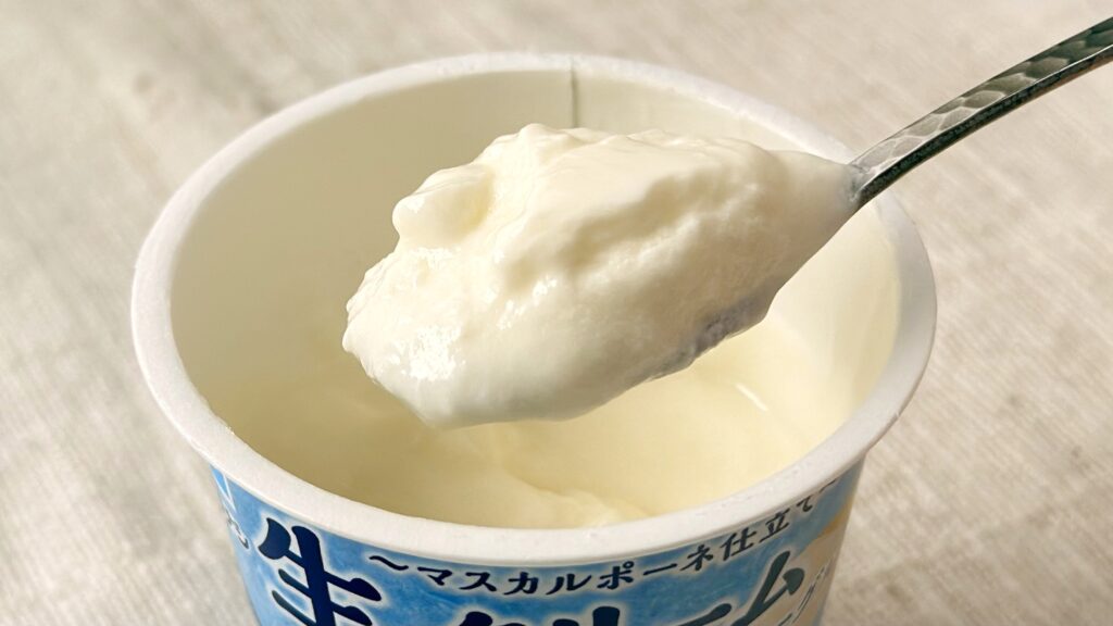 タカナシ乳業_「生クリームヨーグルト」を食べている様子