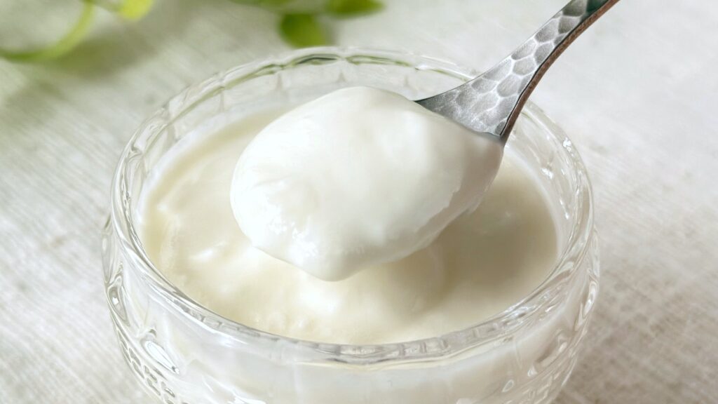 タカナシ乳業_「生クリームヨーグルト」をスプーンですくっている様子