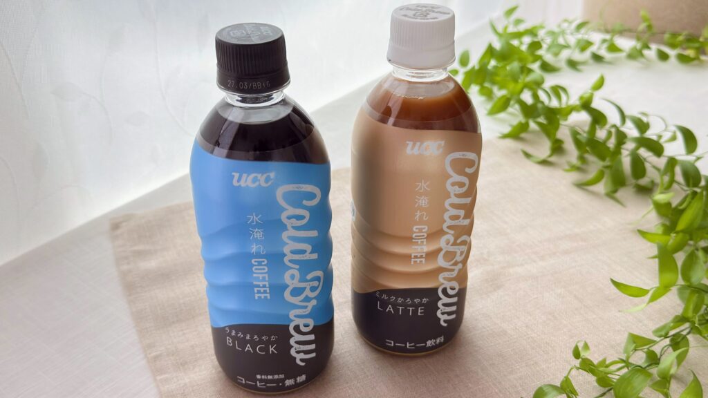 UCC_「UCC Cold Brew BLACK PET500ml」と「UCC Cold Brew LATTE PET500ml」のペットボトルが並んでいる様子