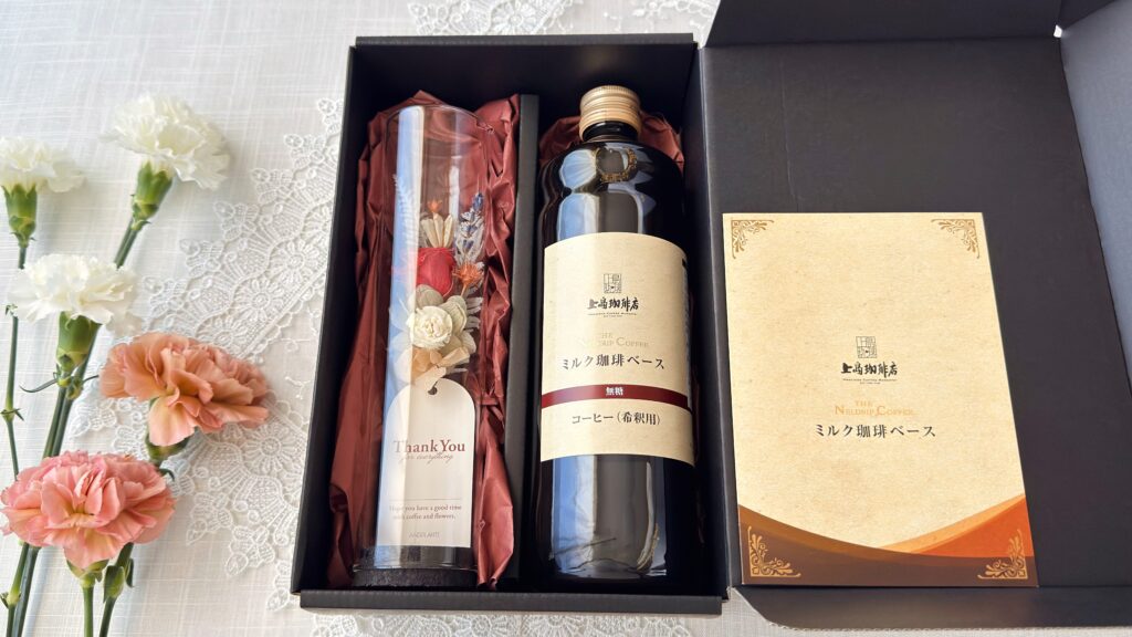 UCC_「母の日フラワーギフト 上島珈琲店ミルク珈琲ベース＆フラワー」の箱あけ
