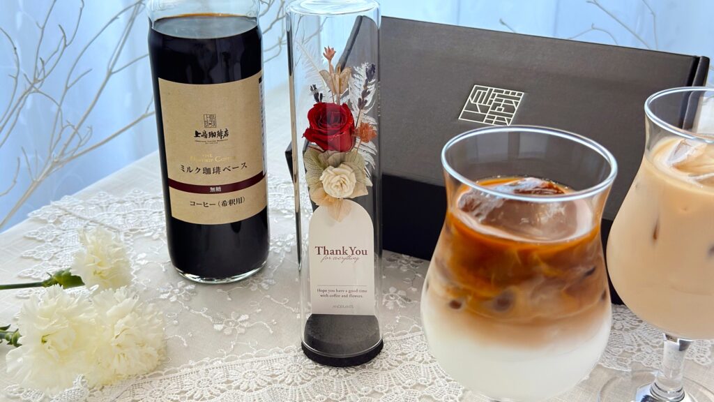 UCC_「母の日フラワーギフト 上島珈琲店ミルク珈琲ベース＆フラワー」やドリンクが並んでいる様子