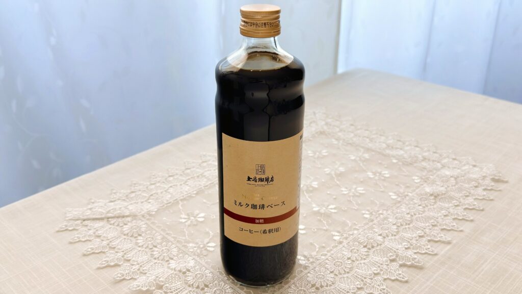 UCC_テーブルにのった「加糖 上島珈琲店 ミルク珈琲ベース（希釈）瓶」