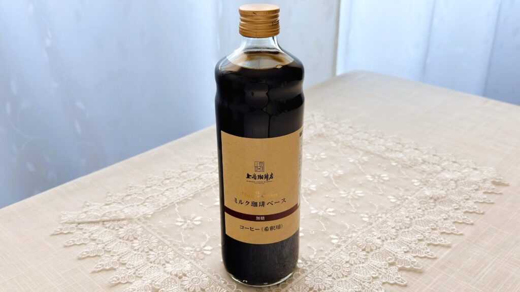 UCC_テーブルにのった「無糖 上島珈琲店 ミルク珈琲ベース（希釈）瓶」