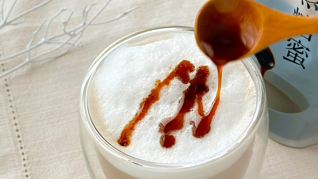 UCC_ミルク珈琲に「上島珈琲店の黒糖蜜」をいれている様子