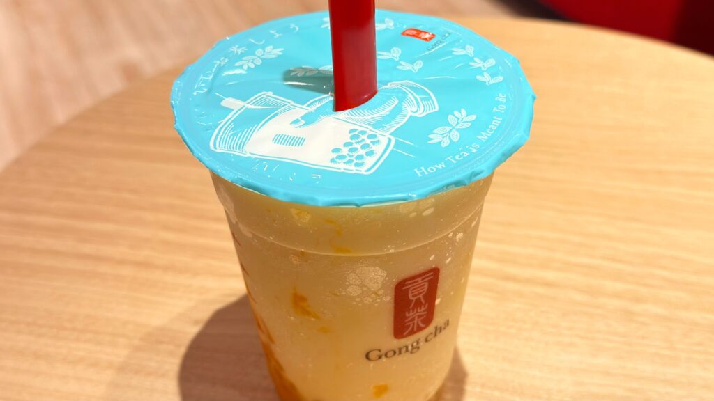 ゴンチャ_ストローをさした「マンゴーミニパールジェラッティー」