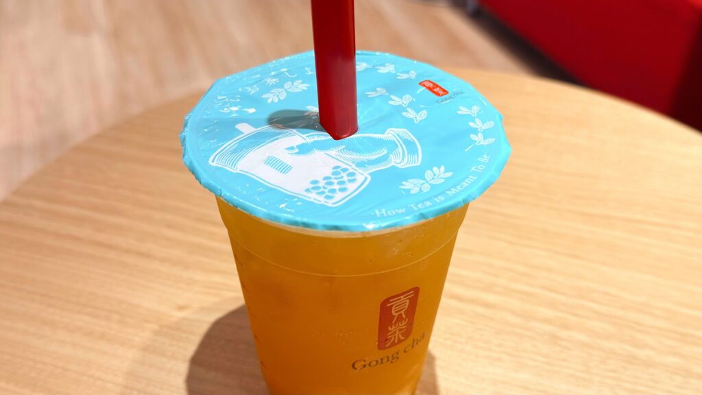 ゴンチャ_ストローをさした「マンゴーミニパールティーエード」