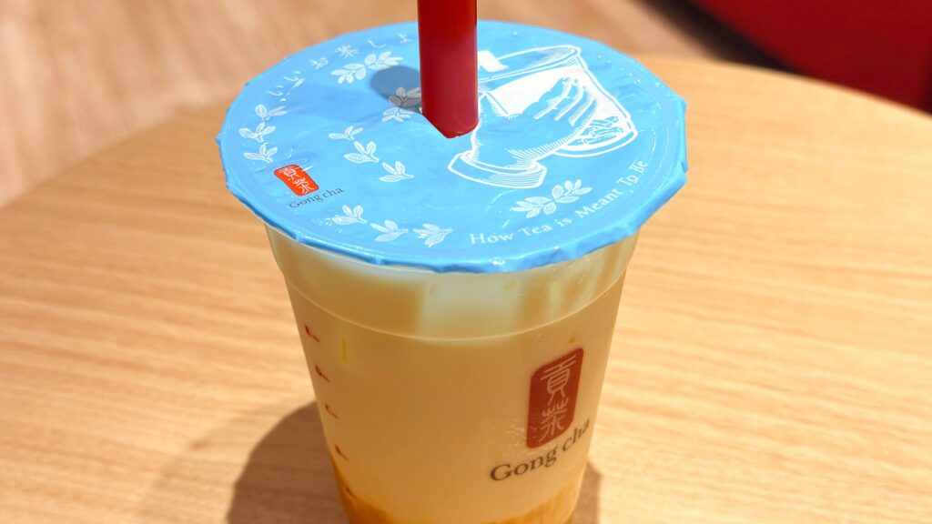 ゴンチャ_ストローをさした「マンゴーミニパールミルクティー」