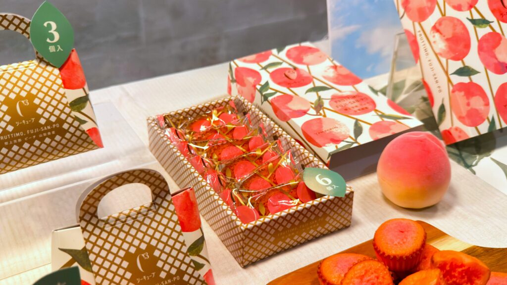 シュゼット_C3「FRUTTIMO,FUJI-SAN-PO樹上完熟 ピーチ 山梨県産」のパッケージが置いてある様子