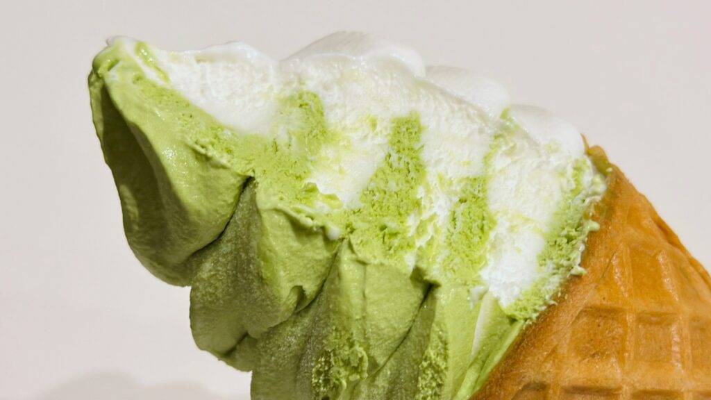 セブン-イレブン_「セブンプレミアムワッフルコーン 抹茶ミルク」の表面