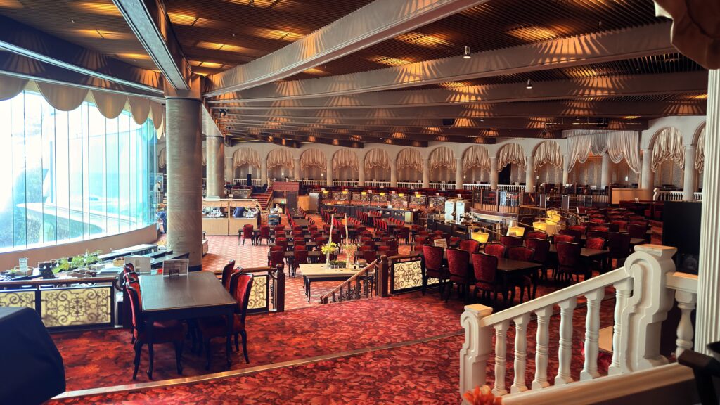 ホテルニューアカオ_テーブルが並んだメインダイニング錦の店内の様子