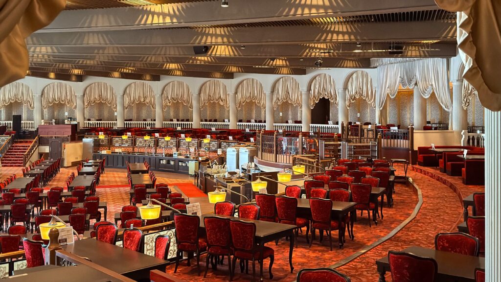 ホテルニューアカオ_テーブルや椅子が並んだ「メインダイニング錦」の店内