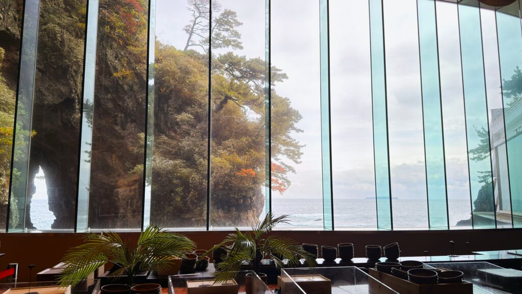 ホテルニューアカオ_海が望めるメインダイニング錦の店内の様子