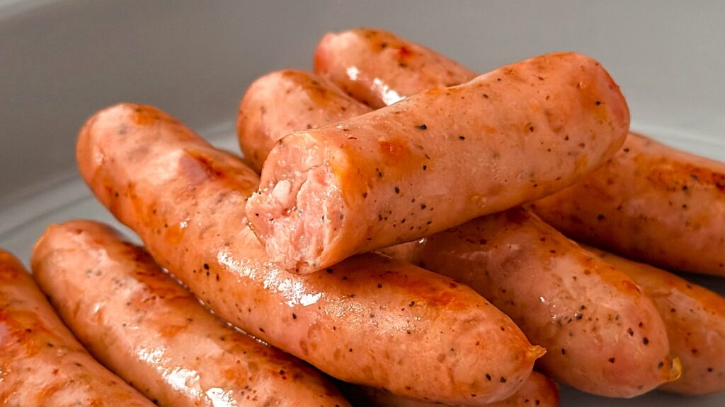 丸大食品_焼いた「燻製屋熟成ウインナー ブラックペッパー」の断面