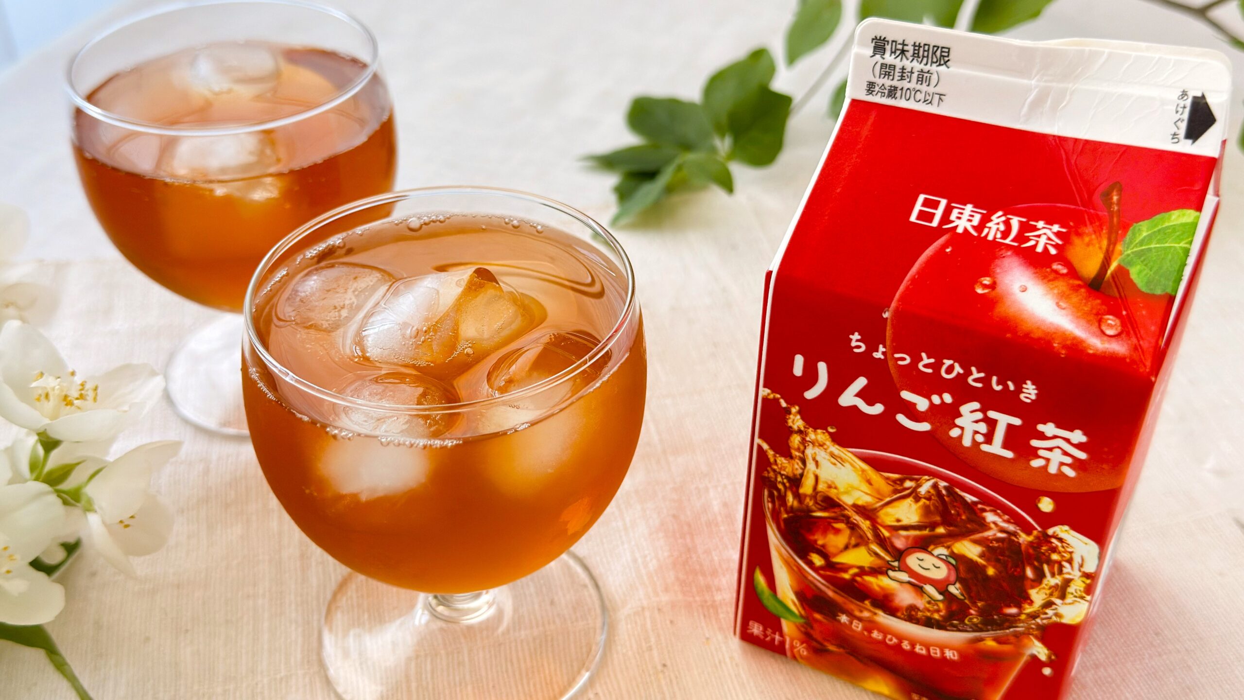 三井農林株式会社_氷のはいったグラスに注いだ「日東紅茶 りんご紅茶」とパッケージ