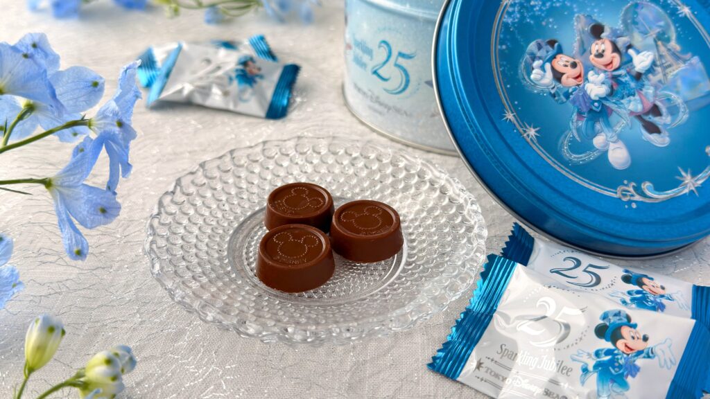 東京ディズニーリゾート_「チョコレート缶 ミッキーマウスと仲間たち 東京ディズニーシー25周年 スパーリングジュビリー」のパッケージあけ