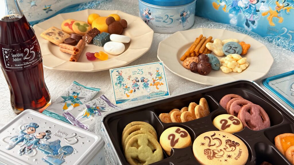 東京ディズニーリゾート_スパーリングジュビリーのお菓子の皿盛りや付属シールなどがテーブルに並んでいる様子