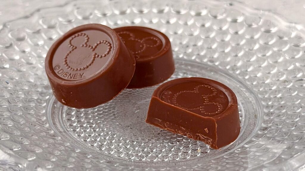 東京ディズニーリゾート_「チョコレート缶 ミッキーマウスと仲間たち 東京ディズニーシー25周年 スパーリングジュビリー」の断面