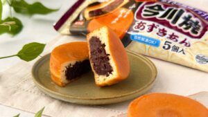 ニチレイ_カットした「今川焼（あずき）」の皿のせとパッケージが並んでいる様子