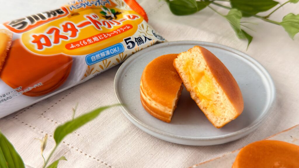 ニチレイ_カットした「今川焼（カスタードクリーム）」の皿のせとパッケージが並んでいる様子