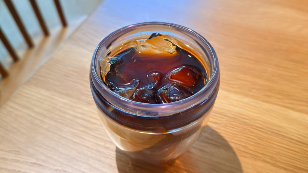 UCC_グラスに注がれた「鑑定士の誇り アイスコーヒー」