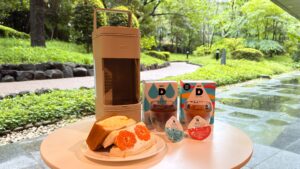 UCC_窓辺にディスプレイされた「鑑定士の誇り フルーティーアイス」と「鑑定士の誇り アイスコーヒー」