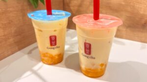 ゴンチャ_ストローをさした「リッチ マンゴープリン ジェラッティー」と「リッチ マンゴープリン ココナッツミルクティー」