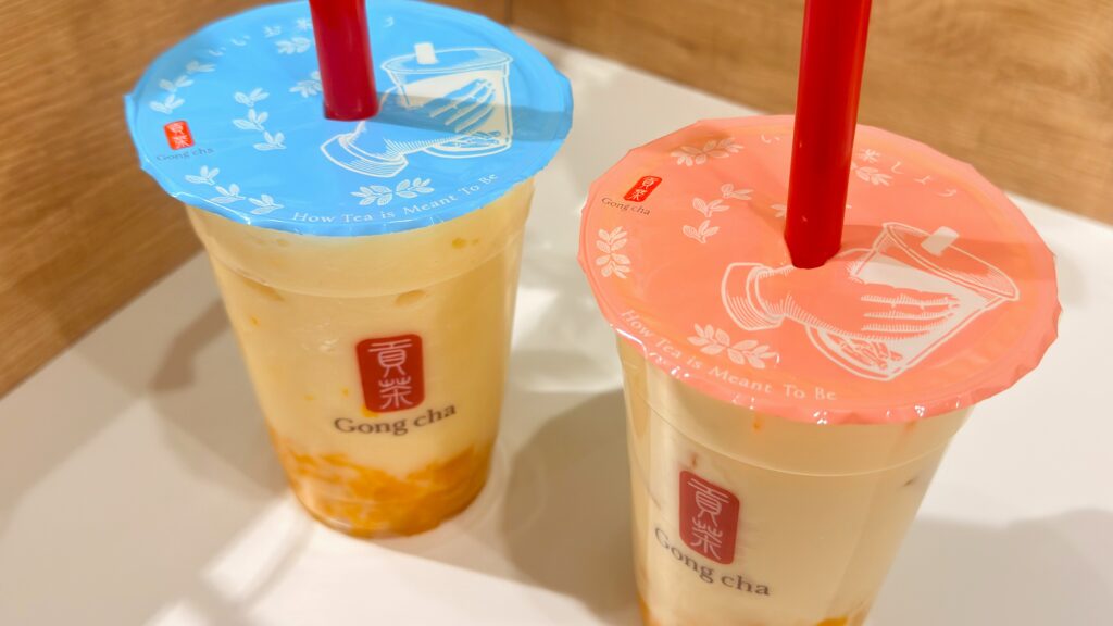 ゴンチャ_「リッチ マンゴープリン ジェラッティー」と「リッチ マンゴープリン ココナッツミルクティー」を飲んでいる様子