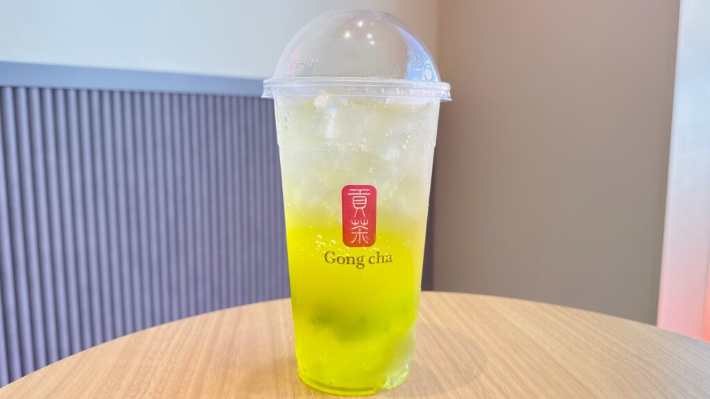 ゴンチャ_テーブルに置いた「SHINE シャインマスカット スパークリングティー」