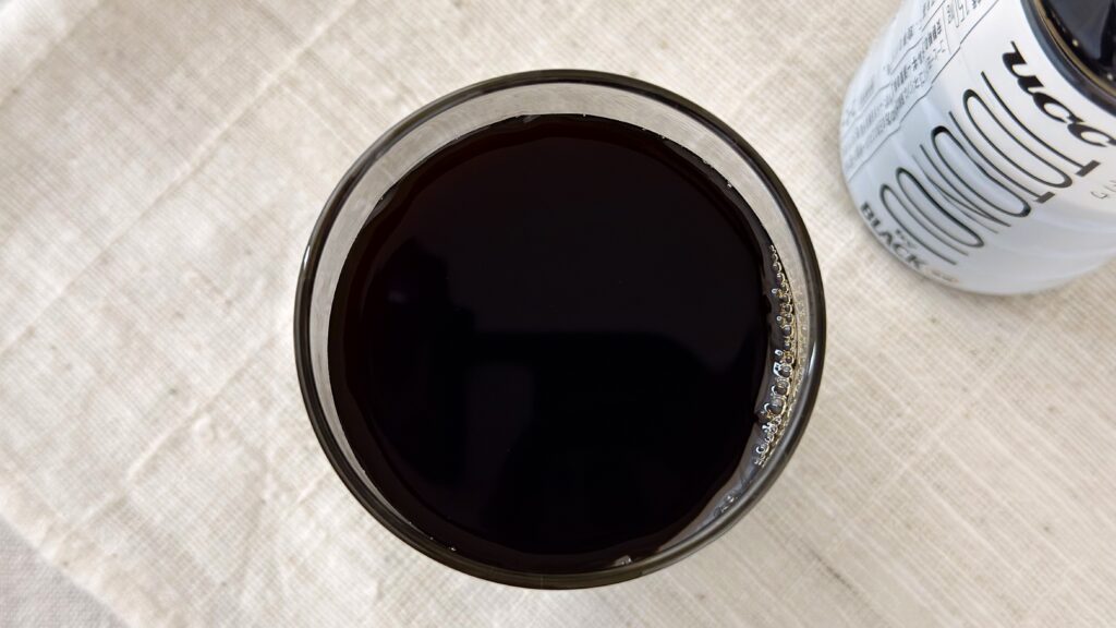 UCC_グラスに注いだ「UCC TOTONOU(トトノウ) by BLACK無糖 PET500ml」