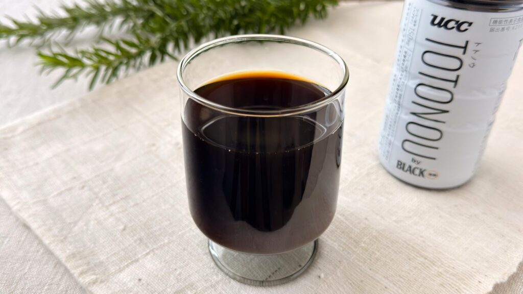 UCC_グラスにはいった「UCC TOTONOU(トトノウ) by BLACK無糖 PET500ml」とパッケージ